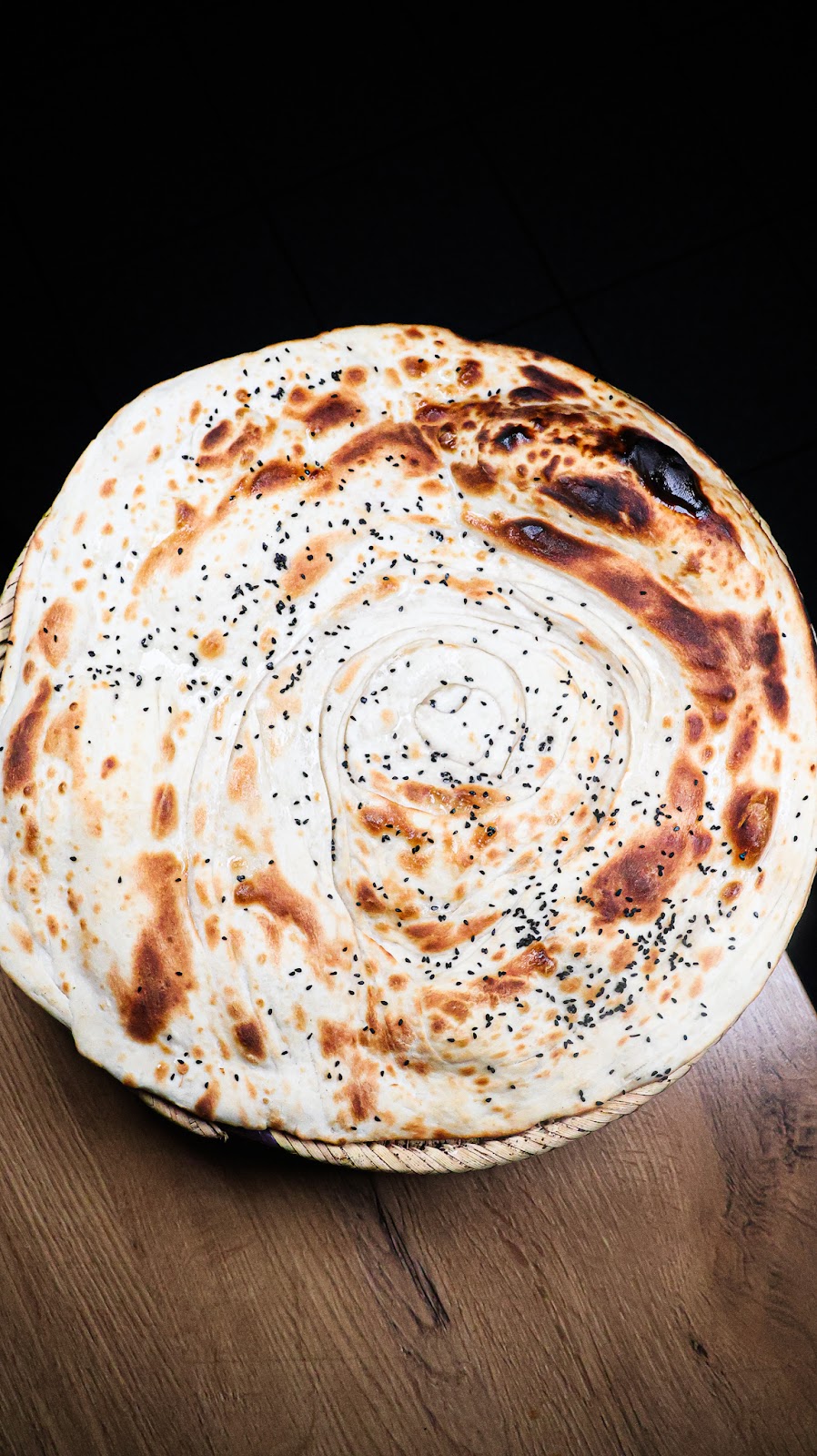 Frisches rundes Fladenbrot mit Schwarzkümmel