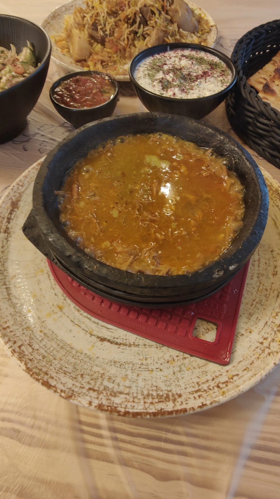 Lamm auf safrangelbem Reis mit Saucen