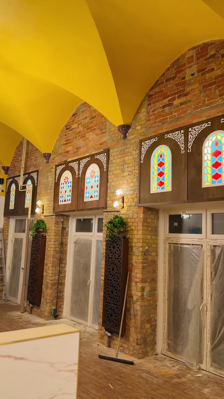 Qamariya-Fenster über den Backsteinbögen