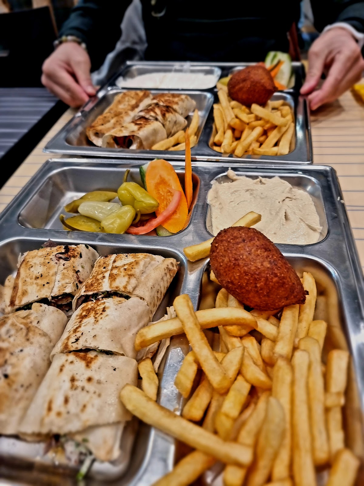 Gemischte Platte mit Schawarma, Kibbeh und Pommes