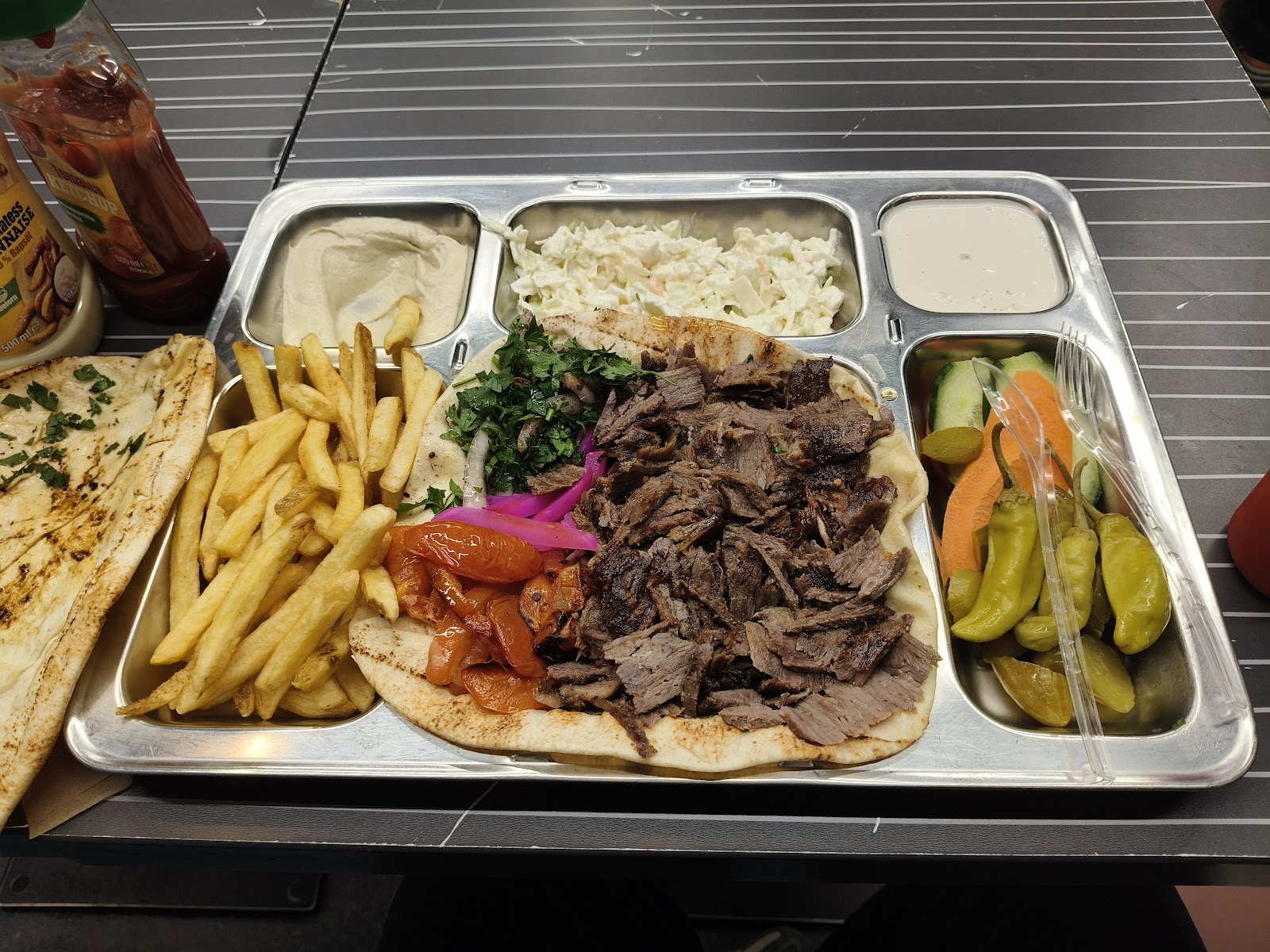 Rindschawarma-Teller mit Hummus, Krautsalat und Pommes