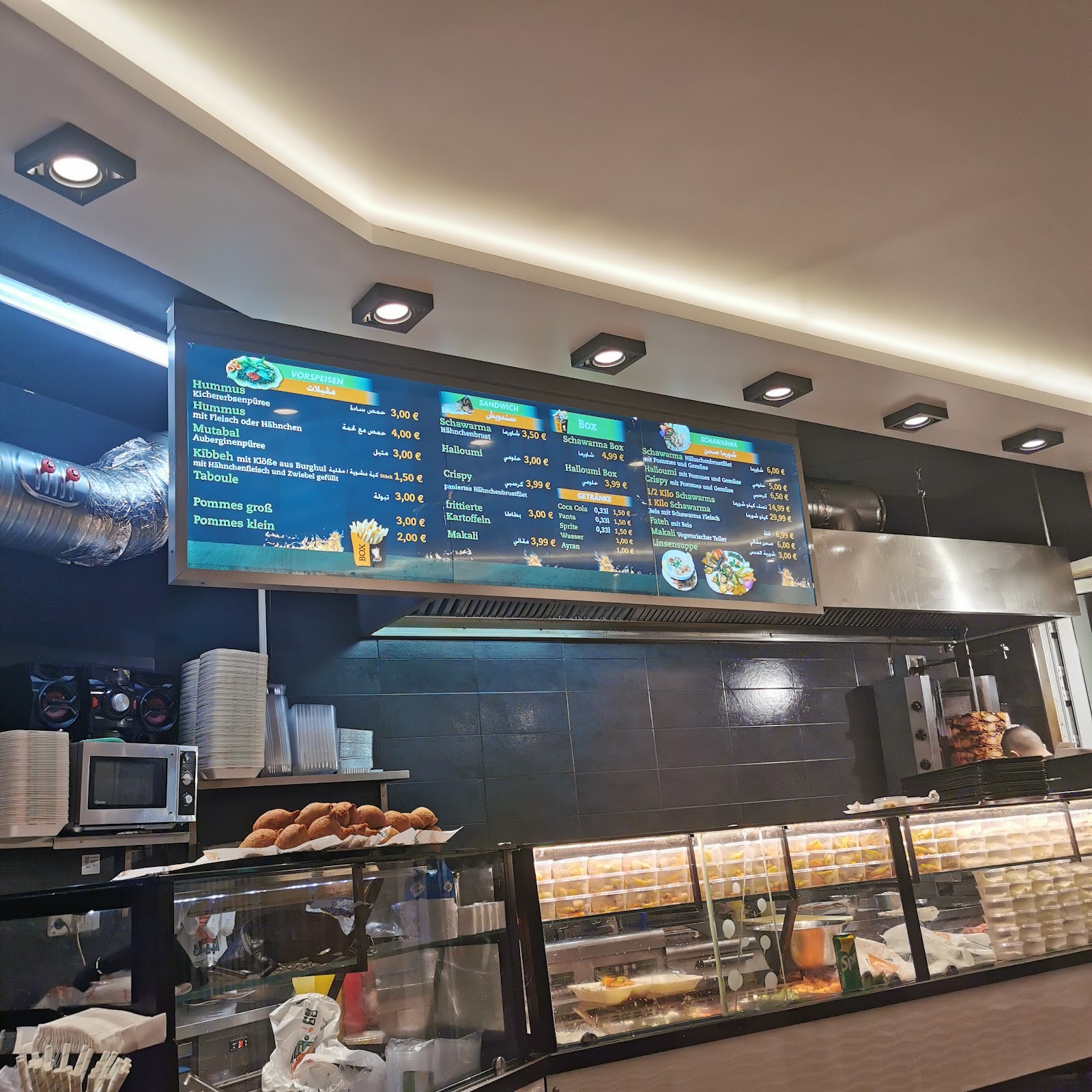 Theke und Menütafeln bei Shawarma Albaik