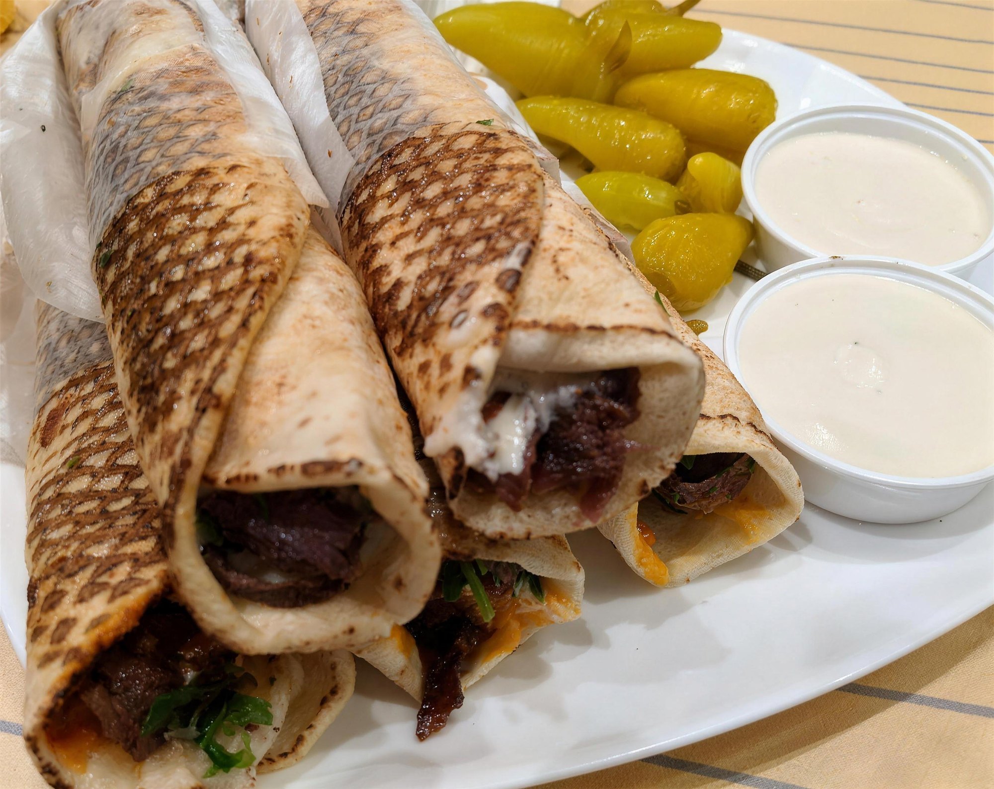 Zwei Schawarma-Wraps mit Peperoni und Sauce