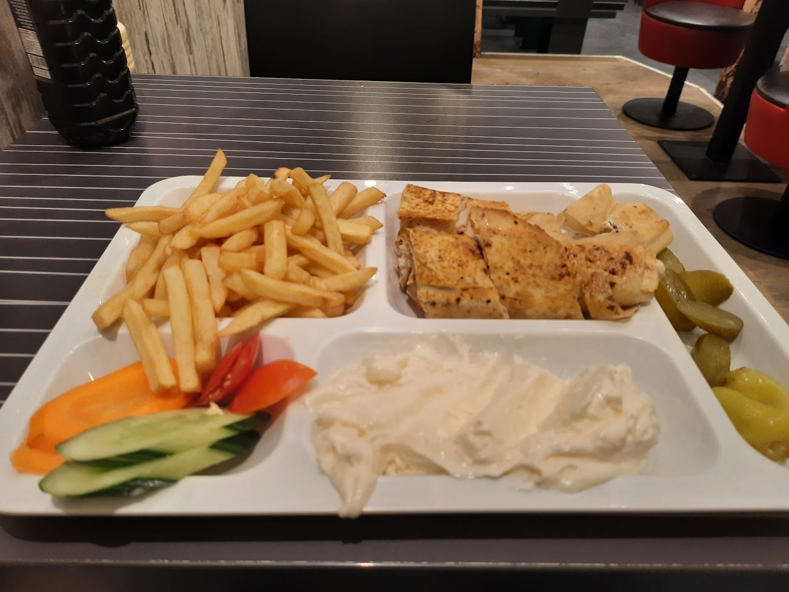 Chicken Teller mit Pommes, Gurken und Hummus
