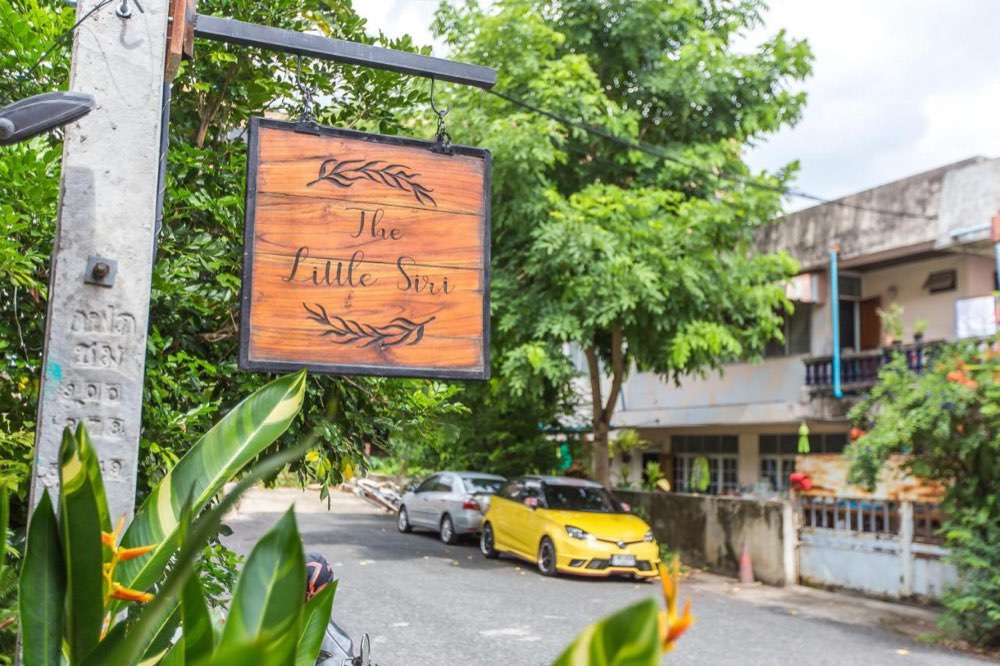 The hand-painted sign