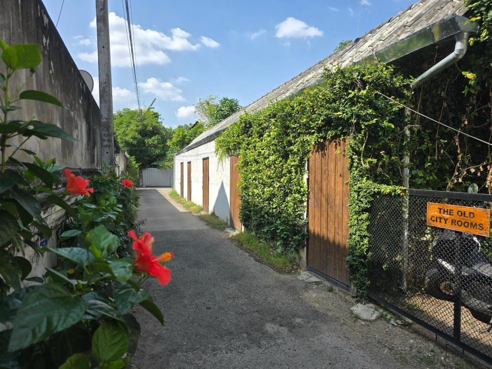 The lane to The Old City Rooms