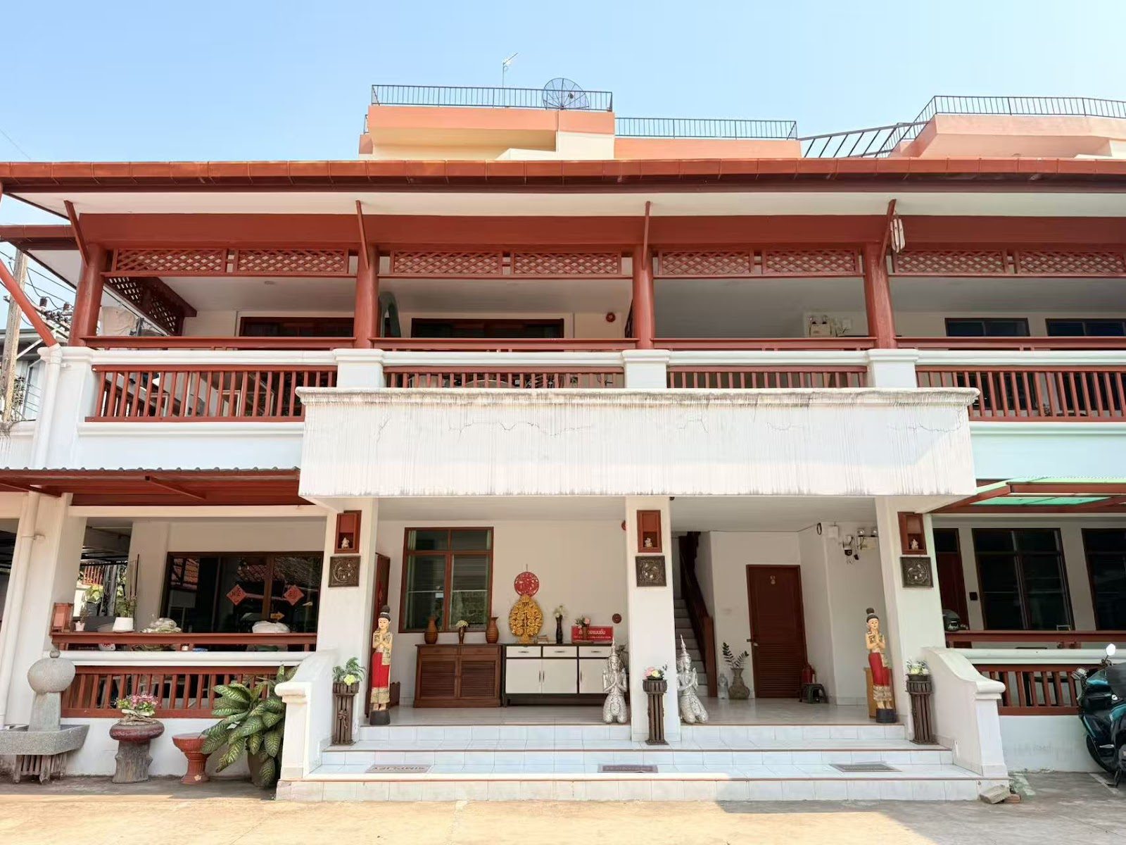 Red-roofed Lanna house with balcony and garden at Windsor Garden House
