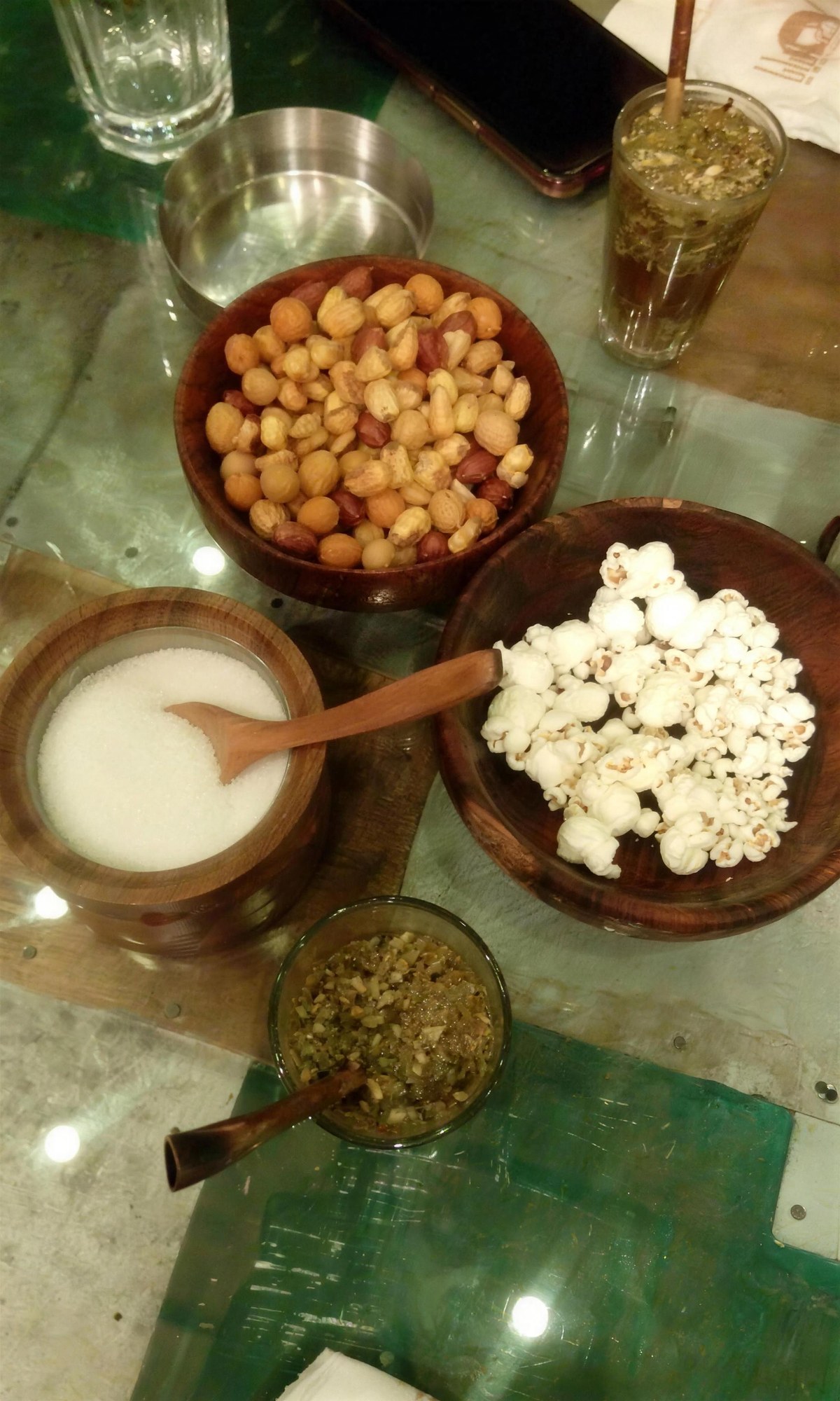 شاي وبوالات فشار على طاولة زجاج