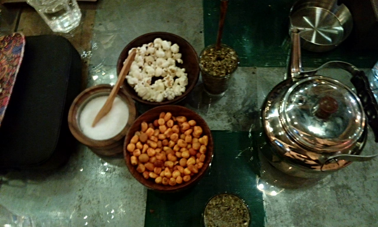 صينية شاي مع مكسرات