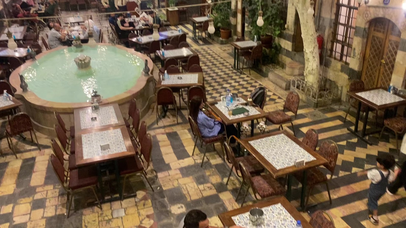 حوش بيت جبري من فوق — البحرة والبلاط المشطرنج