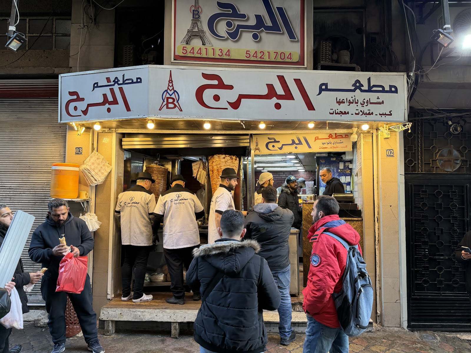 الزبائن أمام شاورما البرج