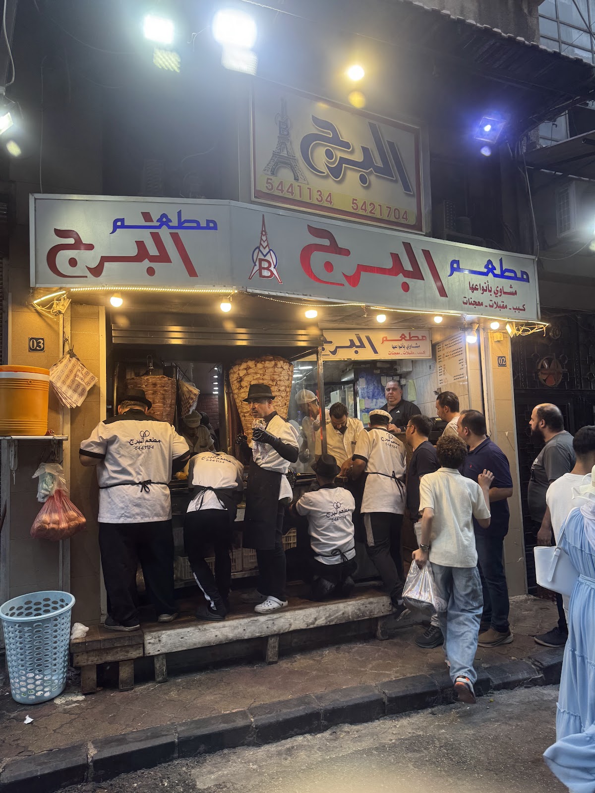 واجهة المحل ليلاً