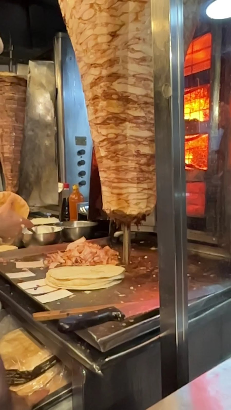 قص الشاورما من السيخ