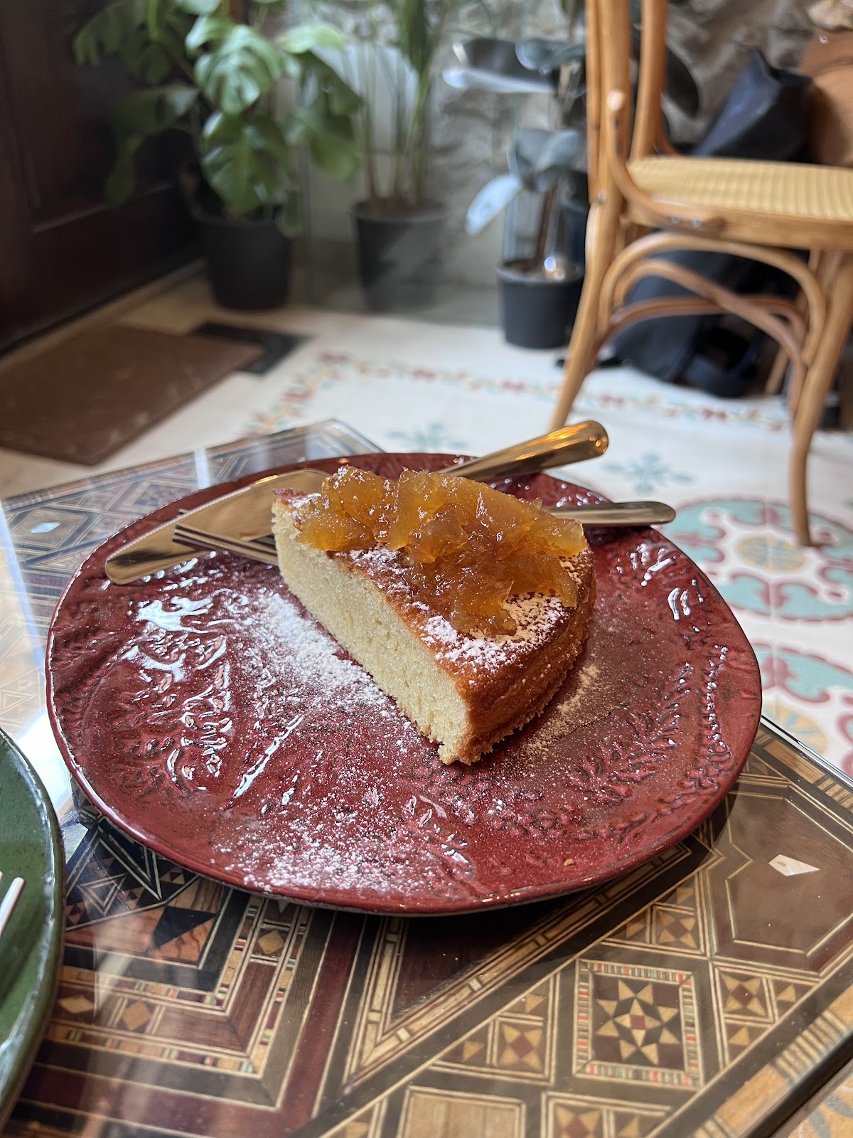 قطعة كيكة الكباد على صحن أحمر