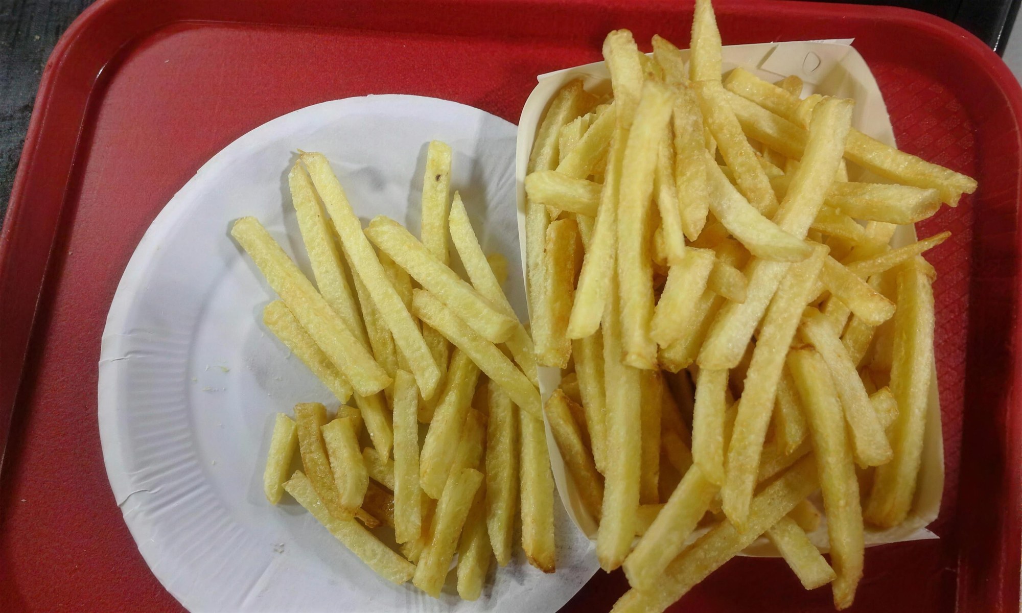 صينية بطاطا على الطاولة