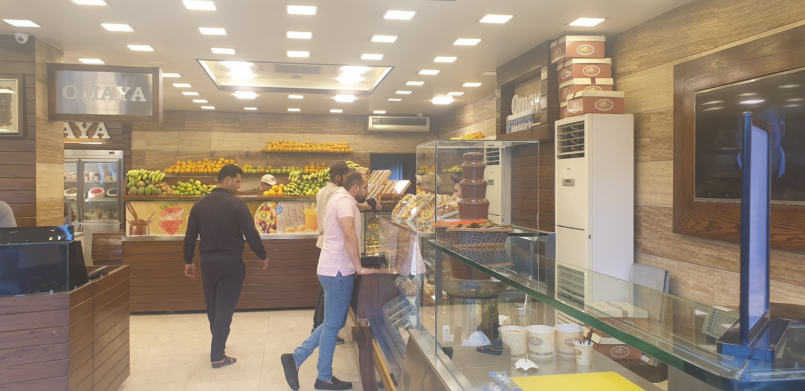 داخل المحل — الفواكه ونافورة الشوكولا