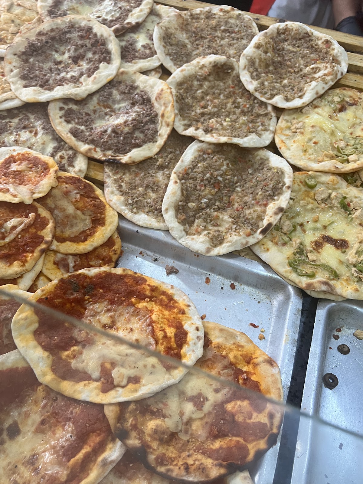صواني مناقيش طالعة من الفرن
