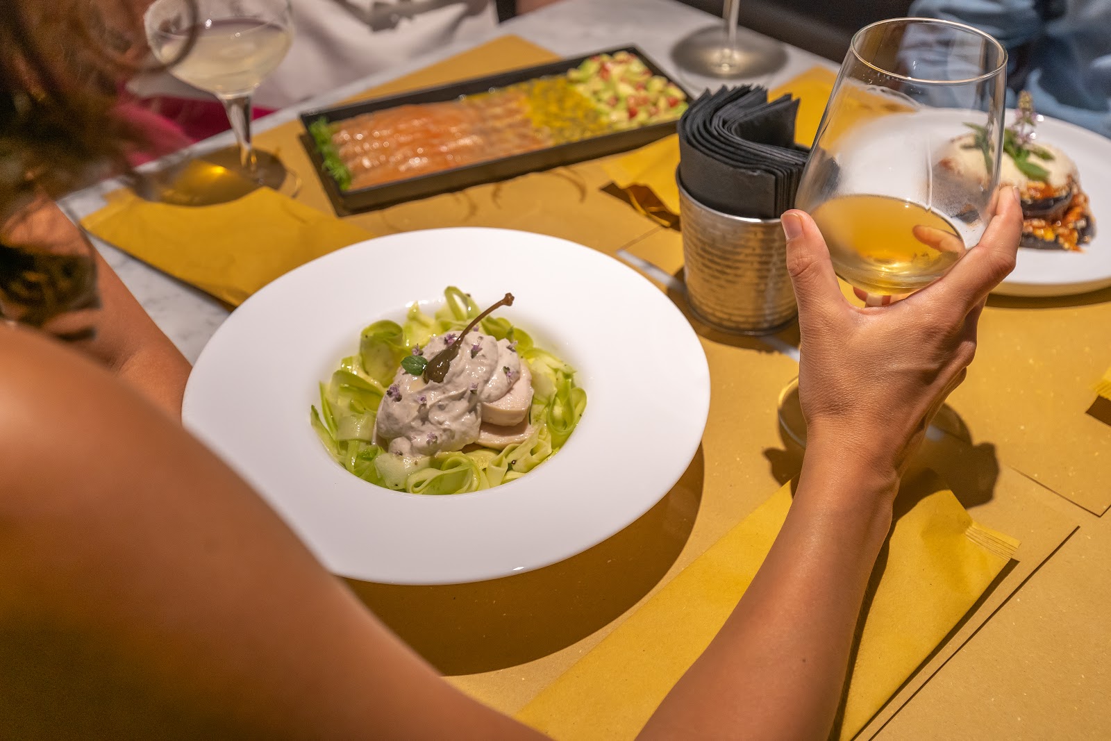 Tavola con tagliatelle e calice