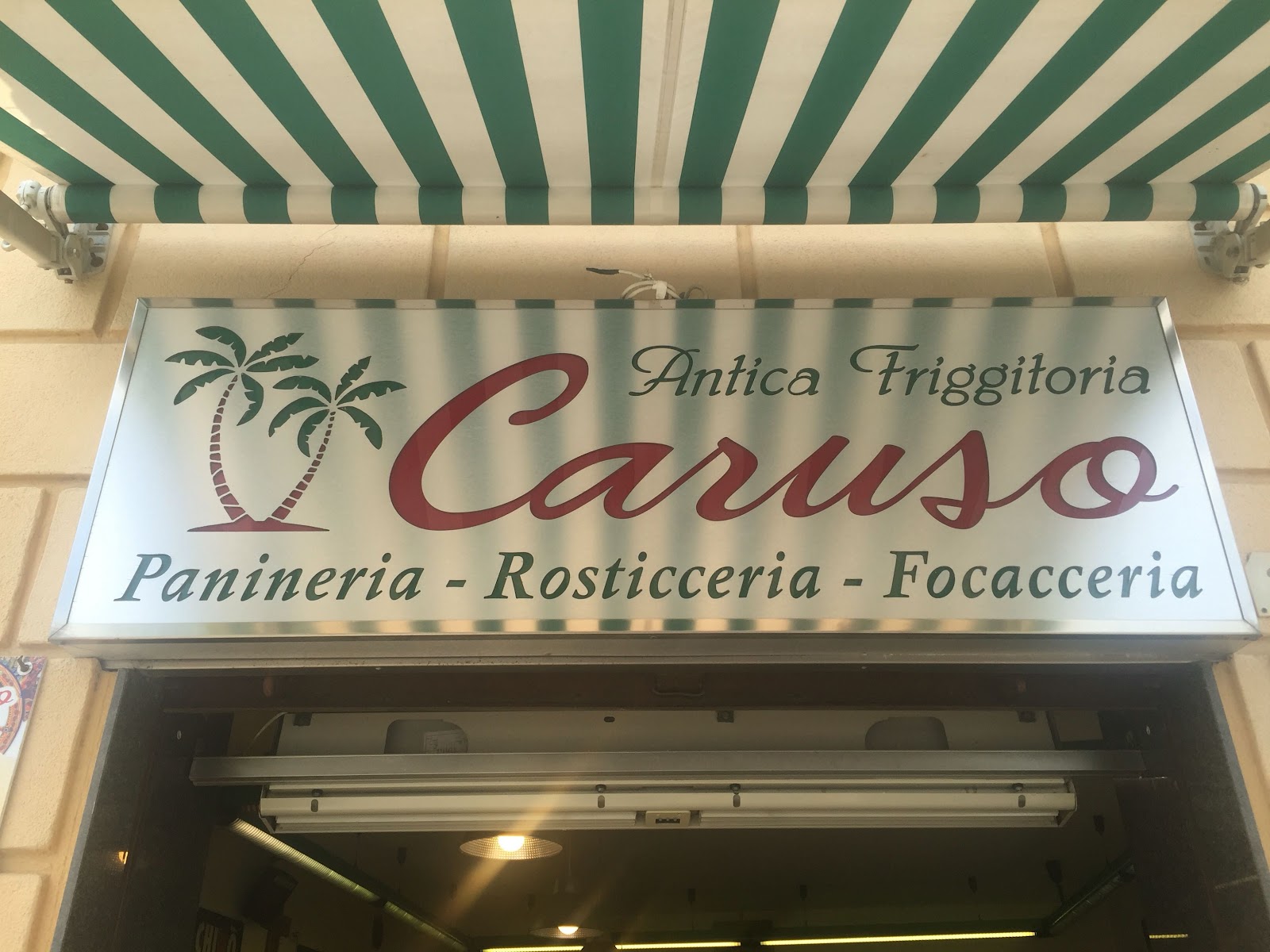 L'insegna con le palme