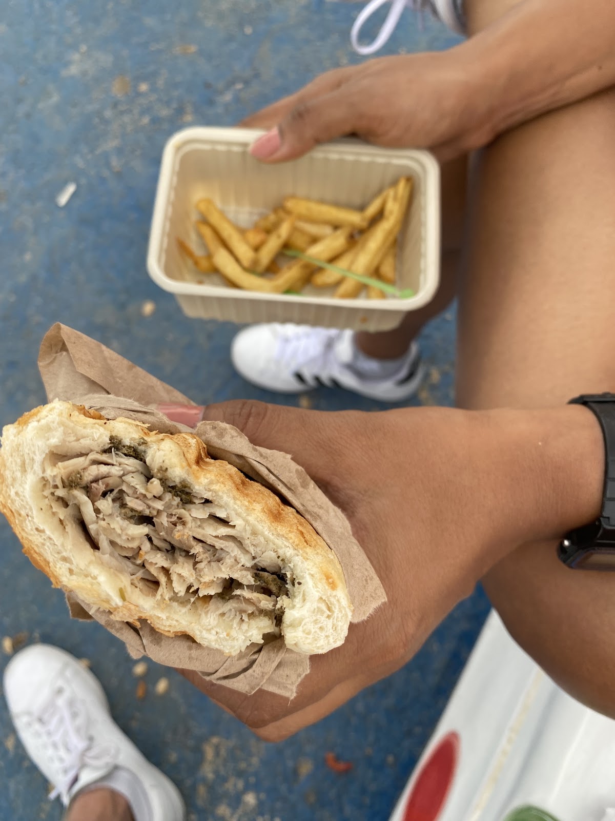 Panino piastrato con patatine