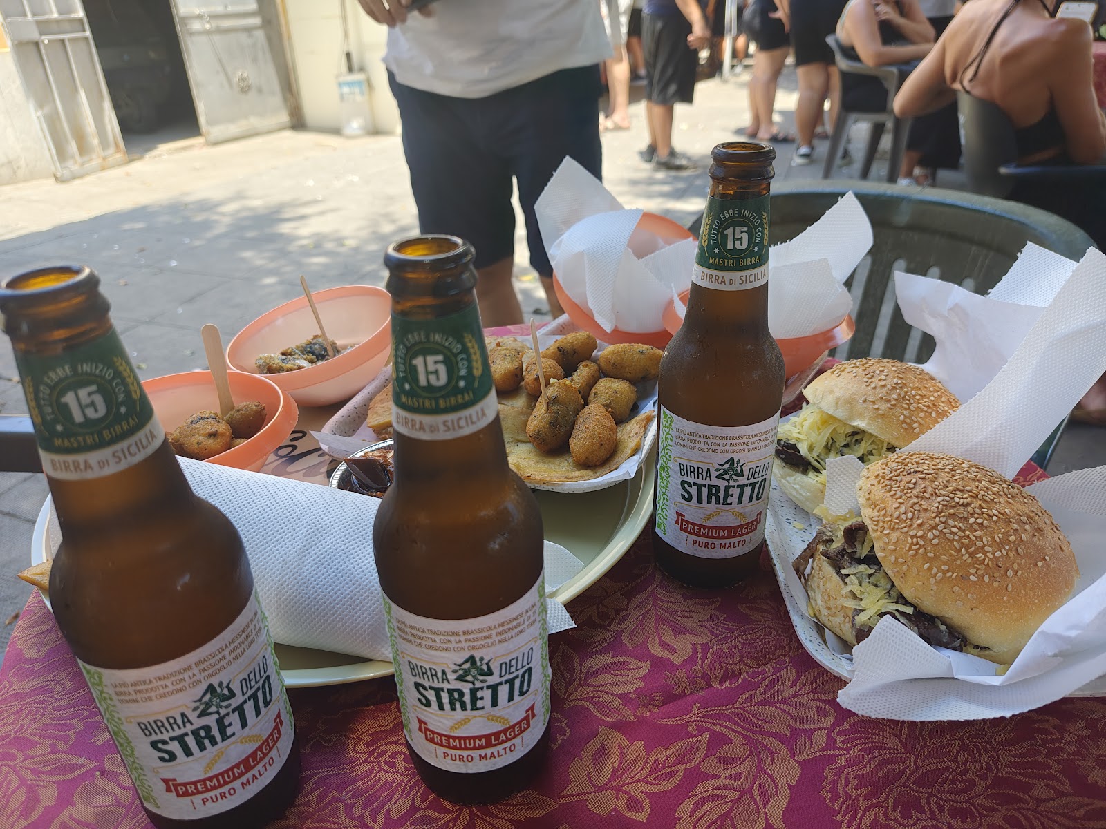 Tavolino in piazza con panelle e birre