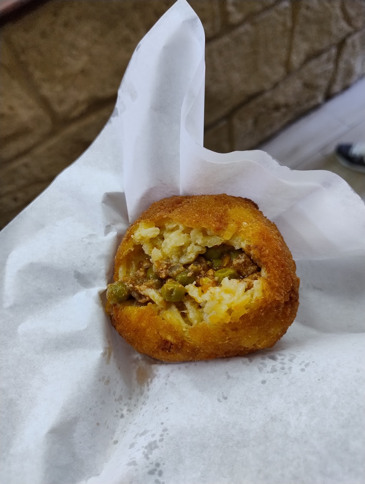 Arancina con carne aperta