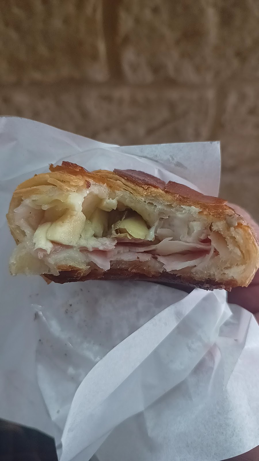 Rollò con prosciutto e mozzarella