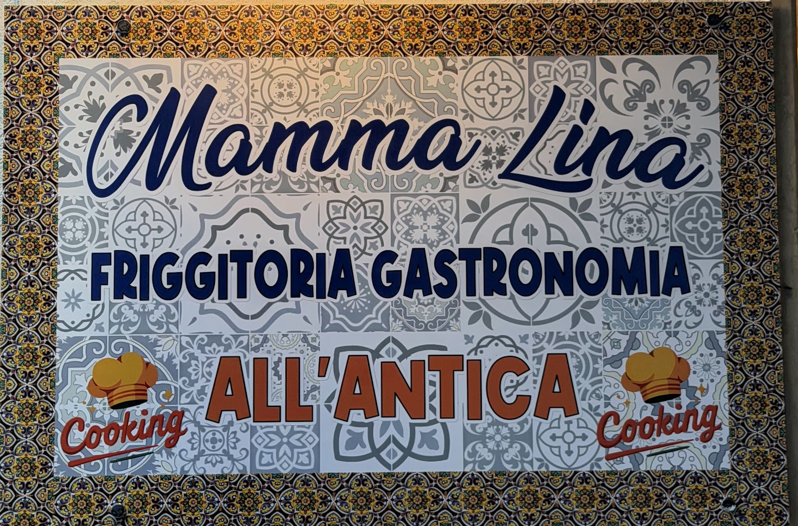L'insegna in maiolica di Mamma Lina