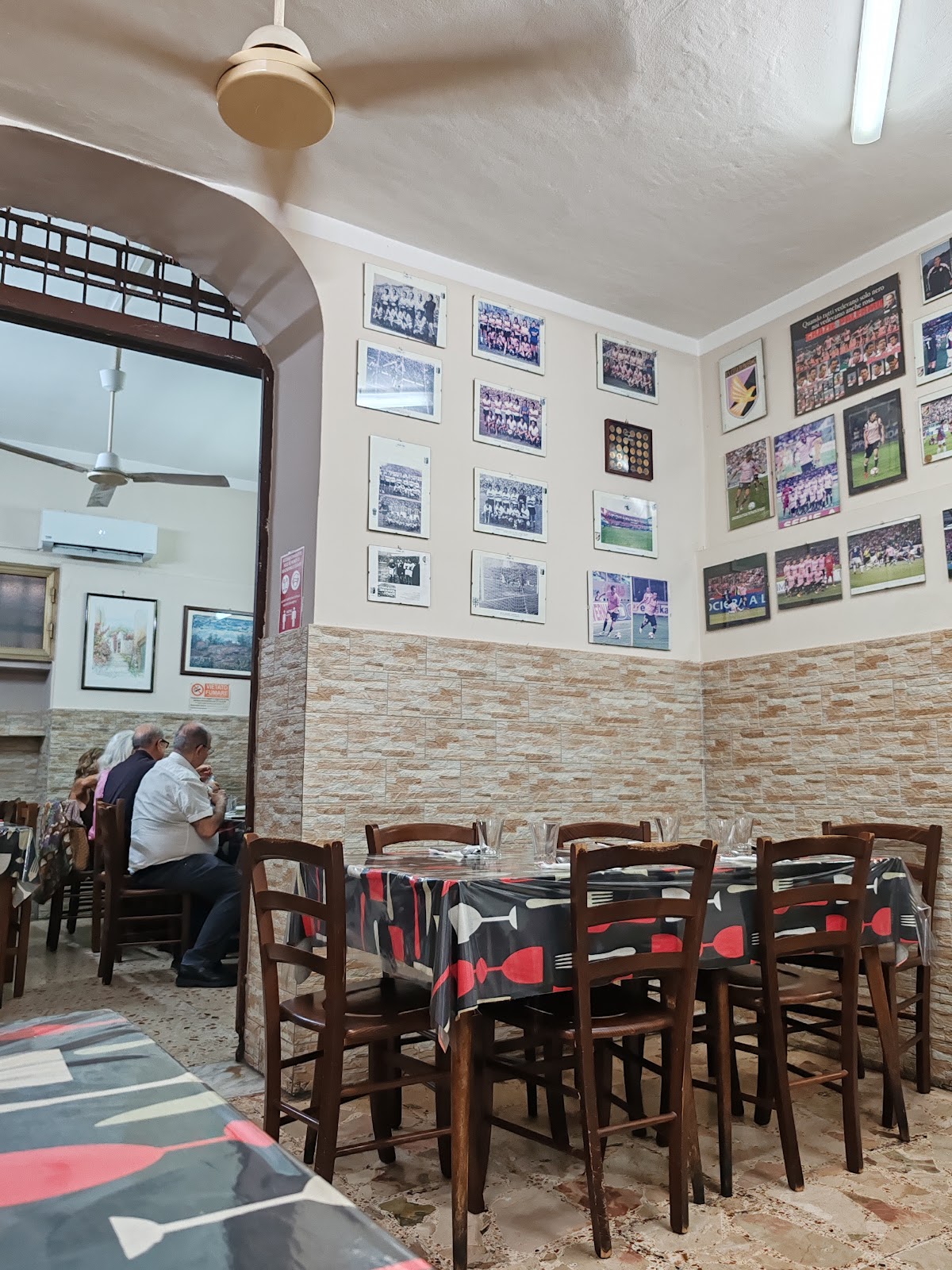 La sala con le foto alle pareti