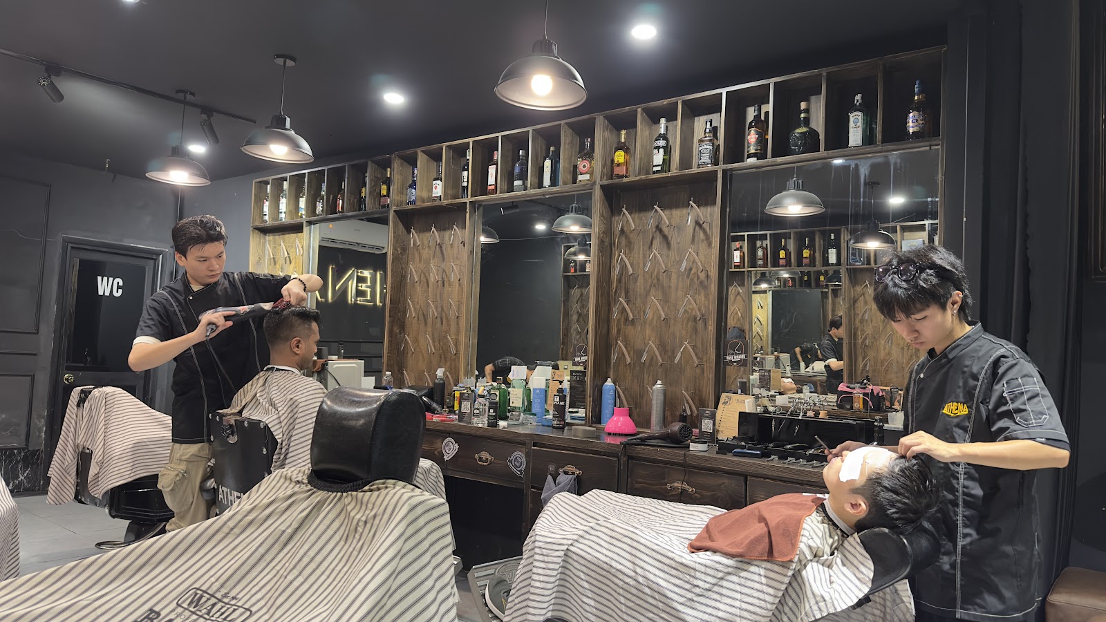 Quầy bar trong tiệm ATHENA