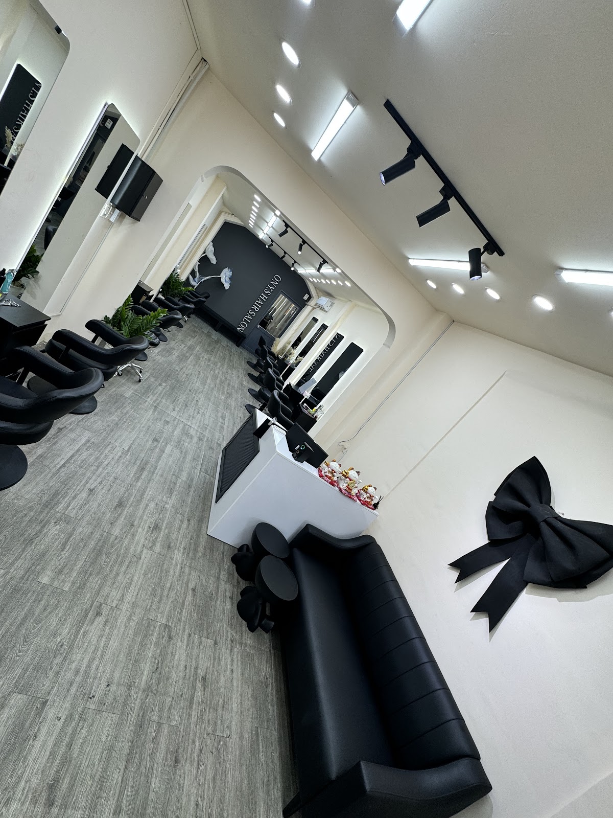 Bên trong salon Bình Nguyễn