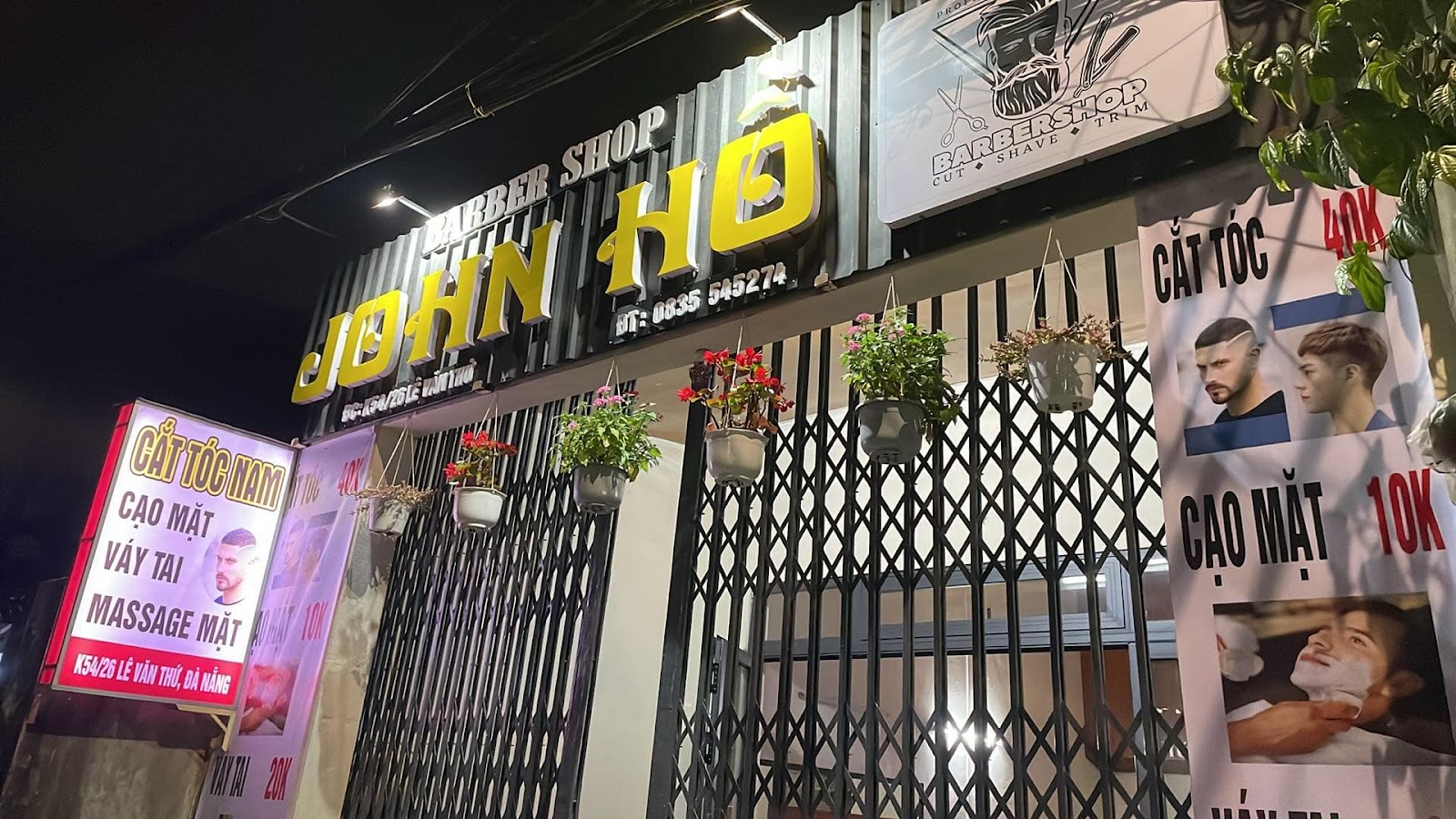 John Hồ Barber Shop buổi tối
